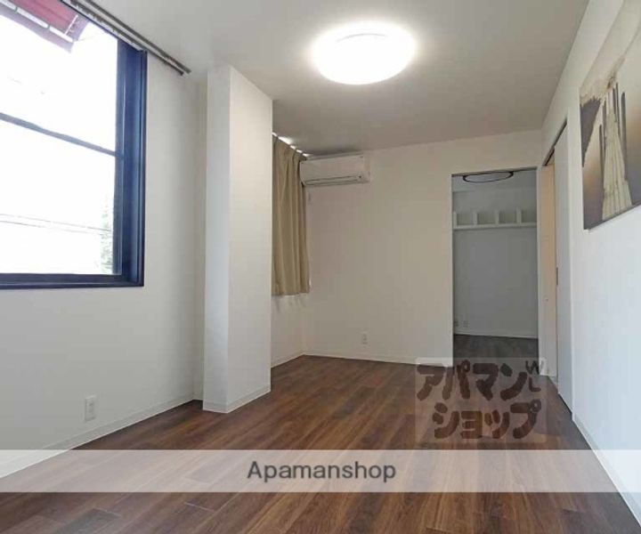 ノースホワイトリバービル上終町201の居間