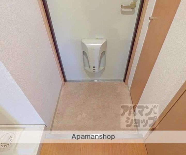 ハウスセゾン四条通412の玄関