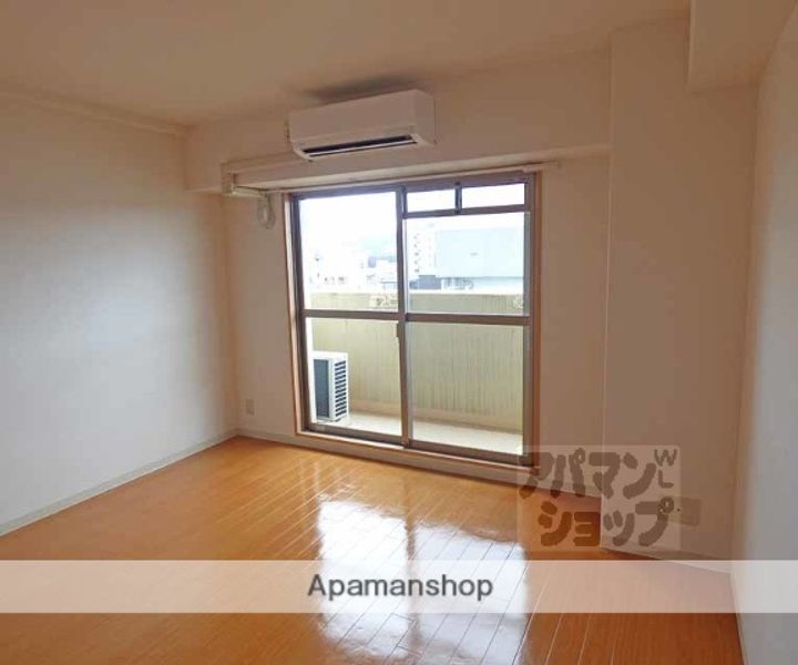 ハウスセゾン四条通412の居間