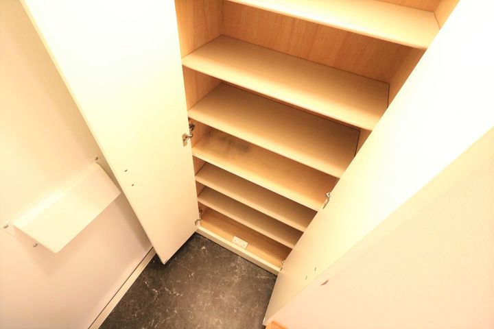レオパレス東山山麓の玄関