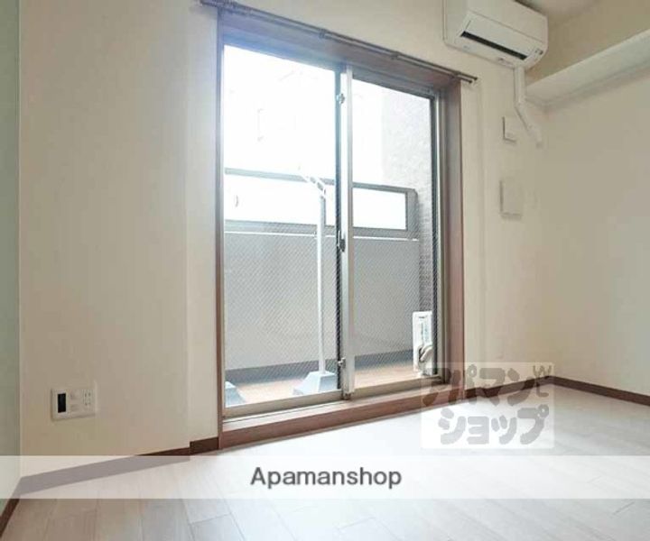 PINE館VI鞠小路206の居間