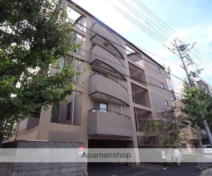 ドゥエル嵯峨の荘102の外観