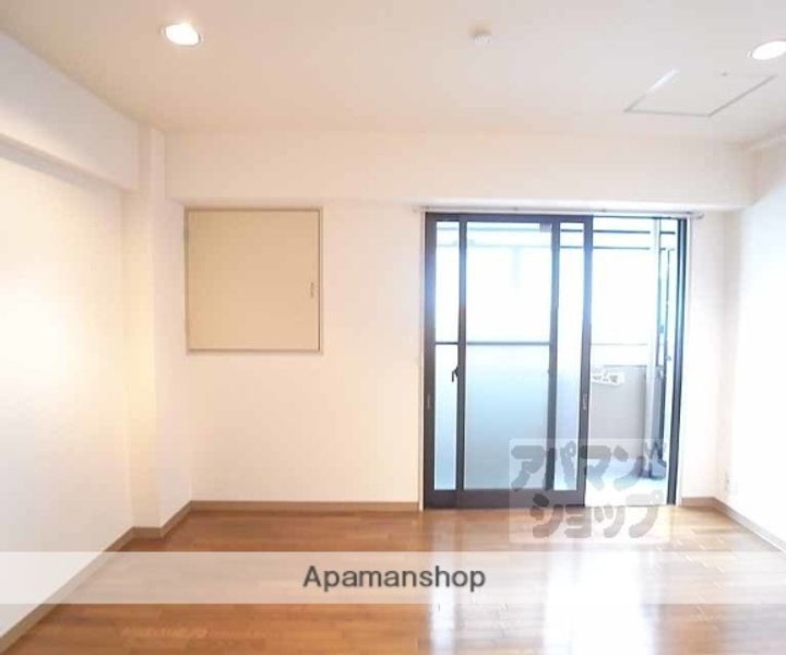 ドゥエル嵯峨の荘102の居間