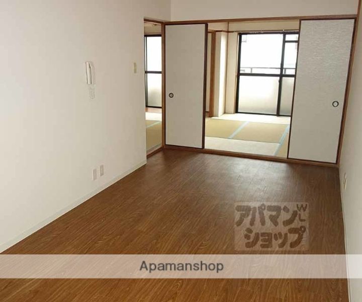 ハイツ三の宮205の居間