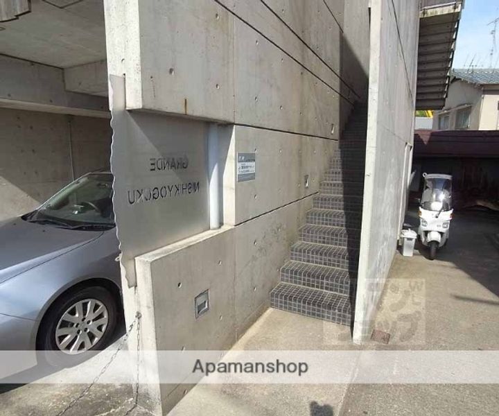 グランデ西京極304の外観