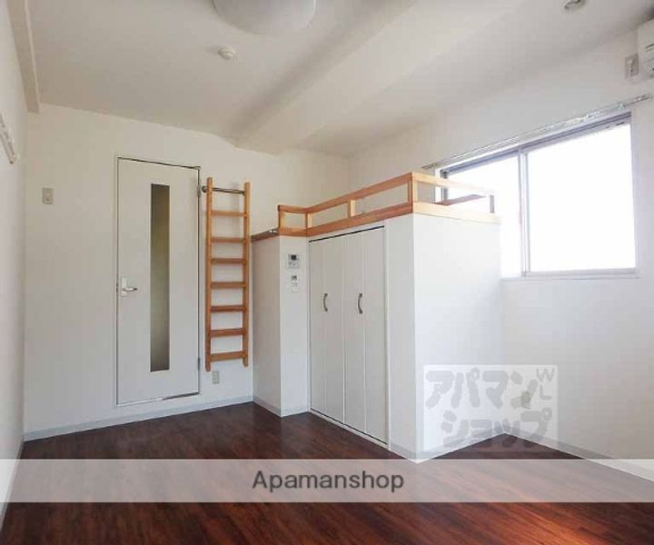 アクエルド御所北311の居間