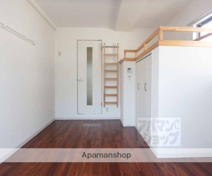 アクエルド御所北311の居間