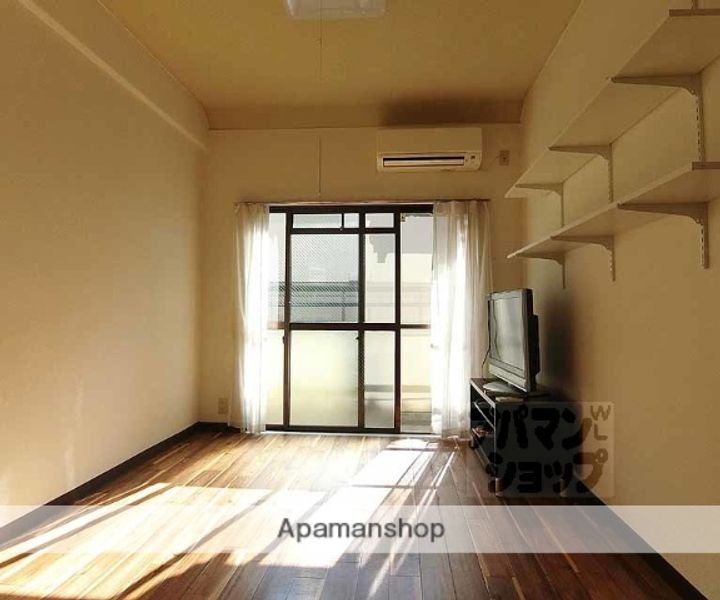 パラドール円町208の居間