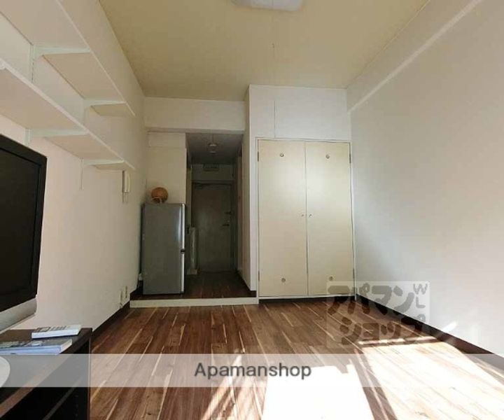 パラドール円町208の居間