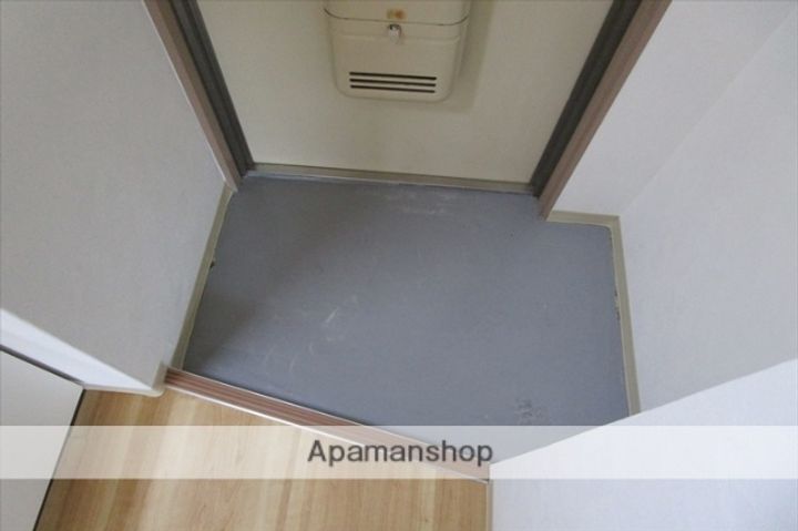 エントランスライフ金閣Gの玄関