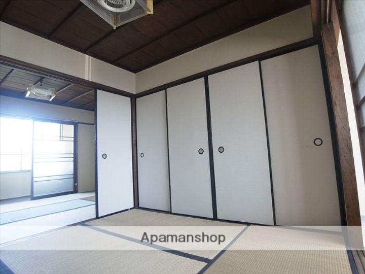 京都府京都市左京区北白川上別当町の賃貸アパートの居間