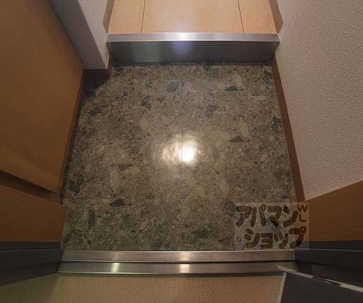 ヴァンイースト/ウエストの玄関