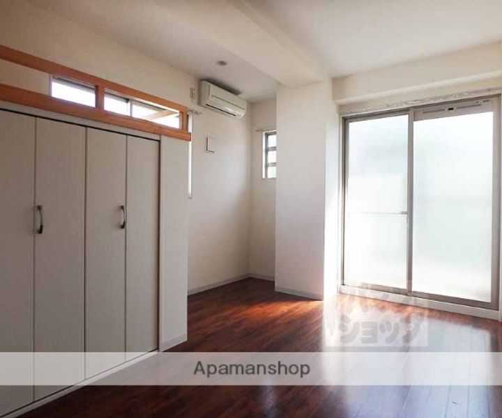 アクエルド御所北311の居間