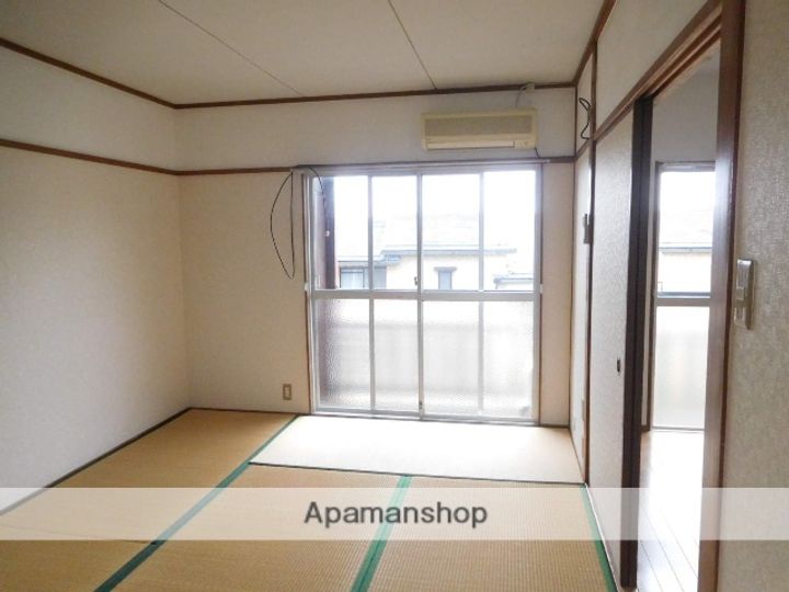 碓井マンション401の居間