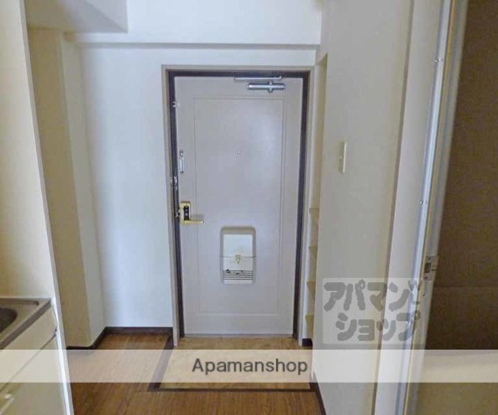 ファミリエ北白川105の玄関