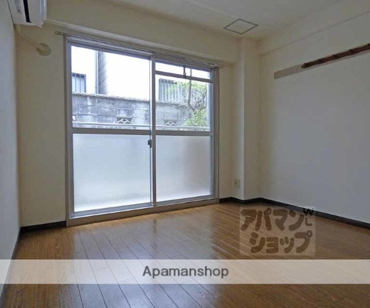 ファミリエ北白川105の居間