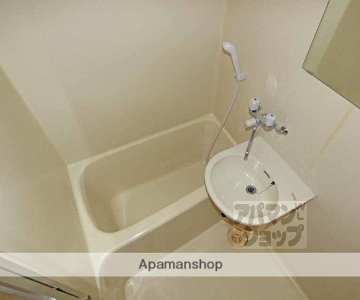 ファミリエ北白川105の風呂