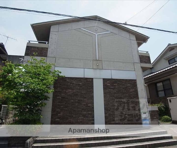 ファミリエ北白川105の外観