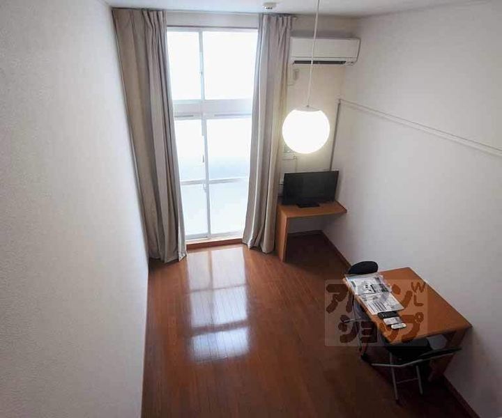 レオパレス御所西106の居間