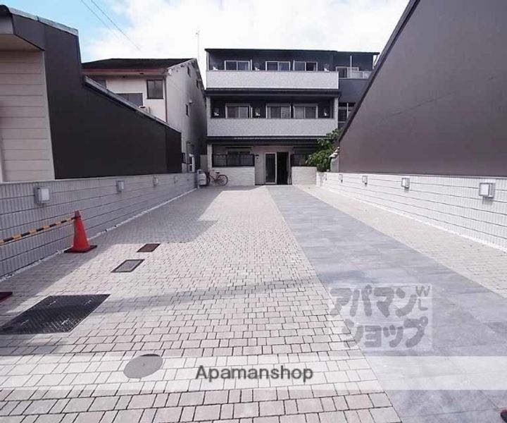 フラッティ丸太町御前313の外観