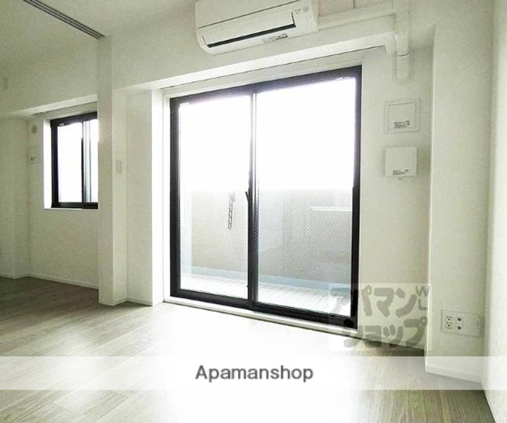 リーガル京都御所西III403の居間