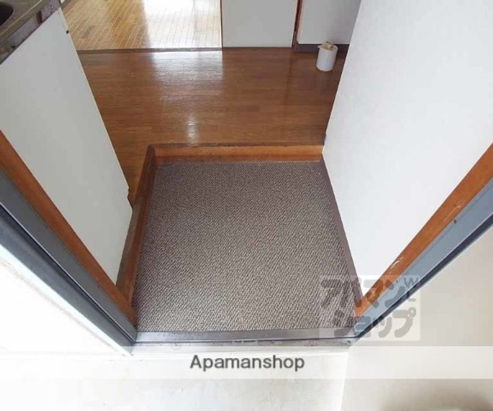 ヴィラ墨染203の玄関