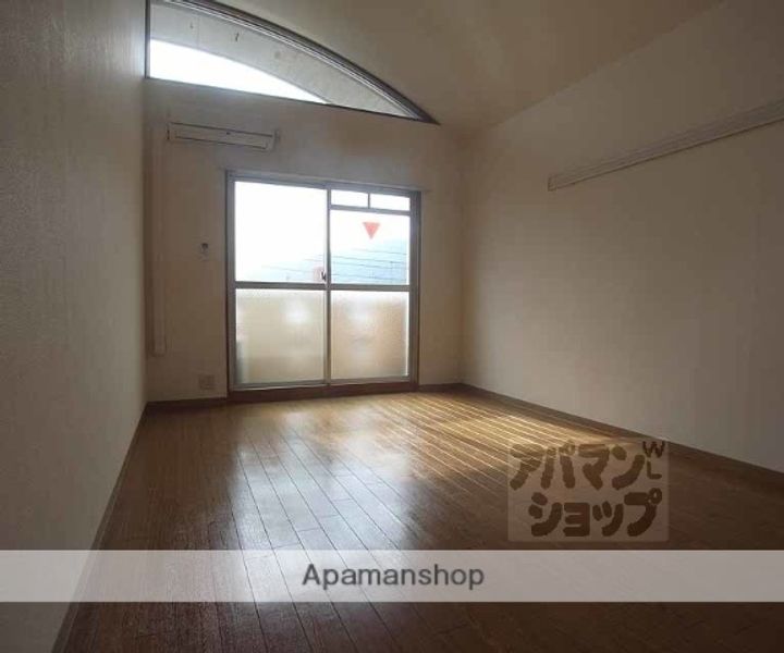 コモド嵯峨202の居間