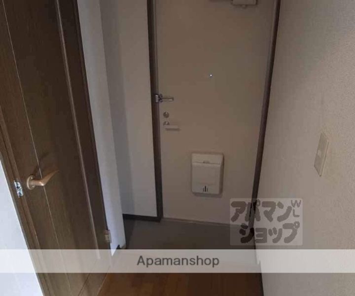 セカンドサンイースト桂303の玄関