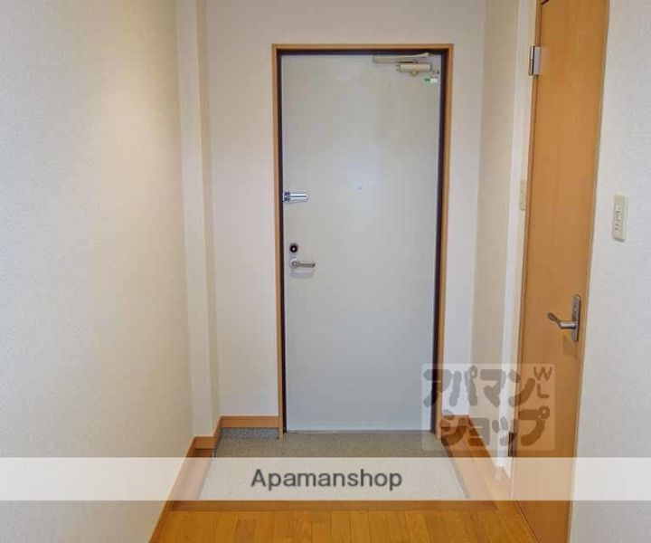 グラン上桂106の玄関