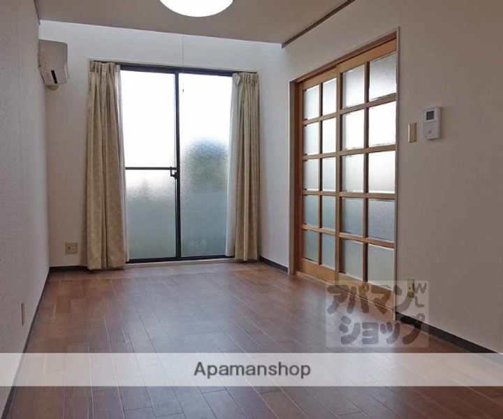 ラヴィアン河原町303の居間