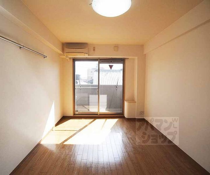 京都府京都市上京区菊屋町の賃貸マンションの居間
