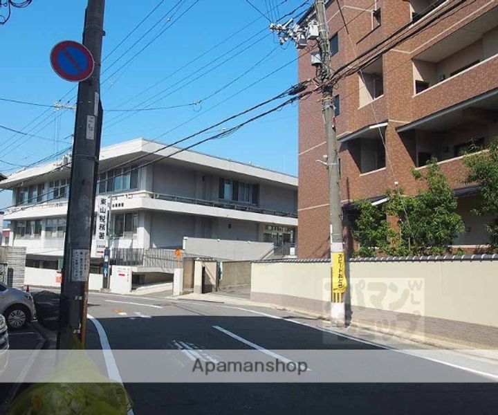 京都府京都市東山区上新シ町の賃貸マンションの周辺