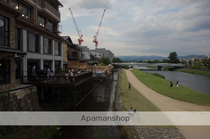 京都府京都市東山区上新シ町の賃貸マンションの周辺