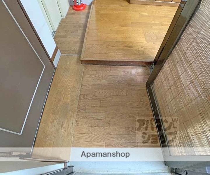 Nエステートモア三条500の玄関