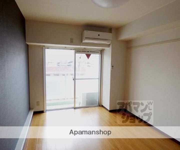 ラクティー四条寺町702の居間