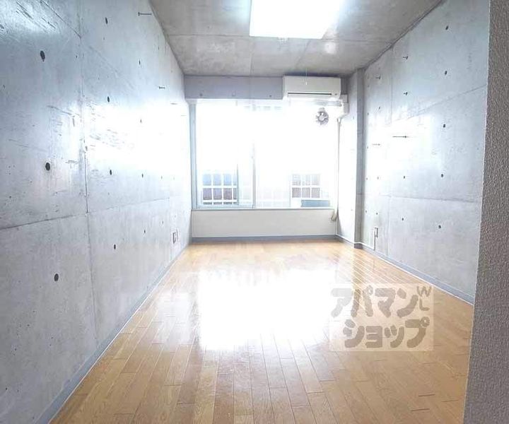 グランデ西京極204の居間