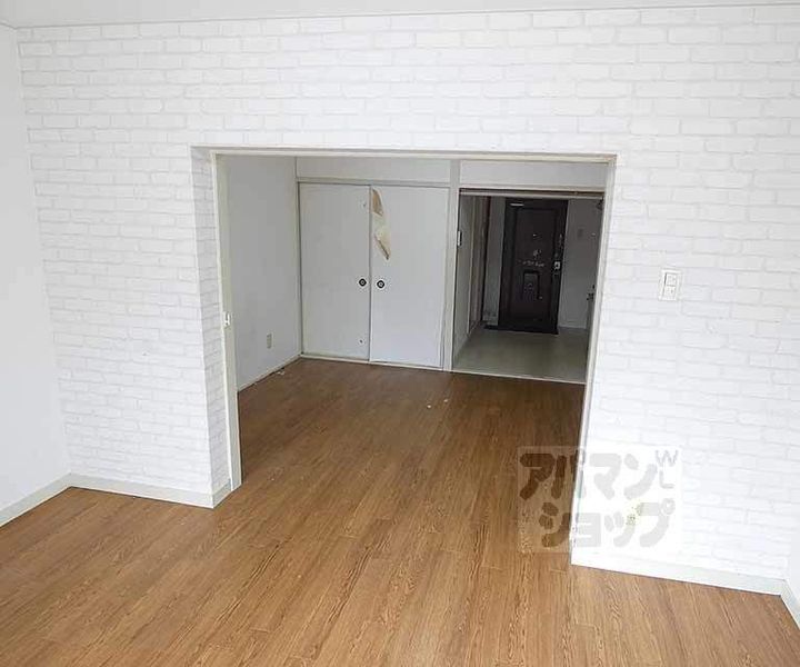 ブランドハウス京都二条城304の居間