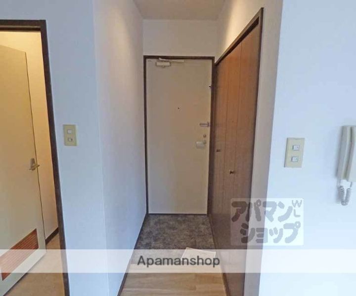 ベルデュール岩倉203の玄関