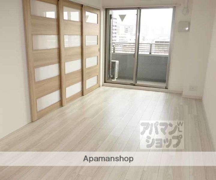 ルーエ五条堀川の居間