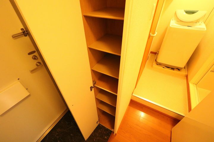 レオパレスアルモニ1番館の玄関
