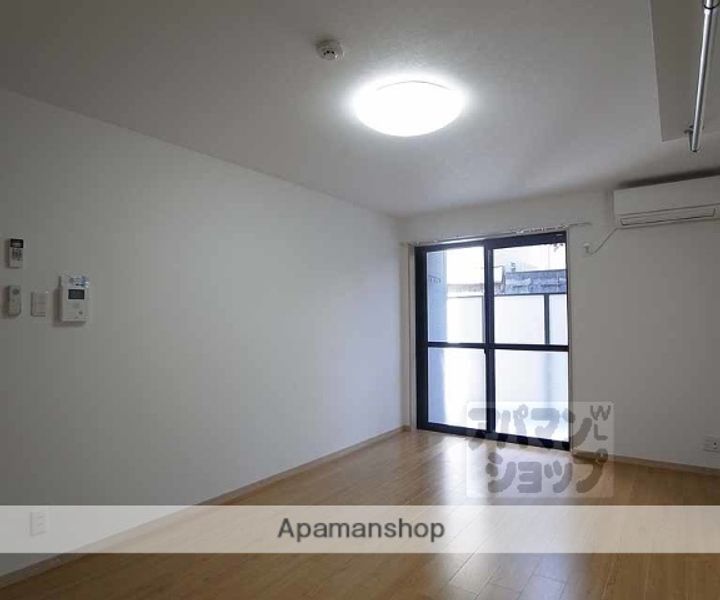 フラッティ堀川下立売の居間