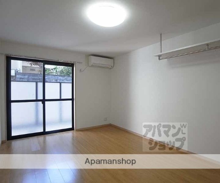 フラッティ堀川下立売の居間