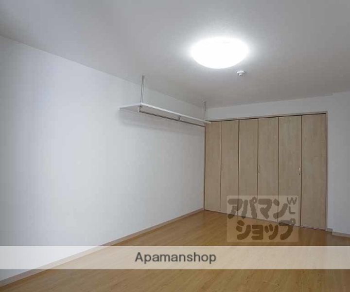 フラッティ堀川下立売の居間