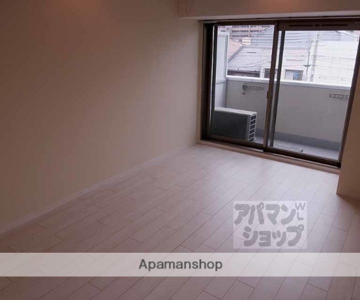 京都府京都市下京区朱雀北ノ口町の賃貸マンションの居間