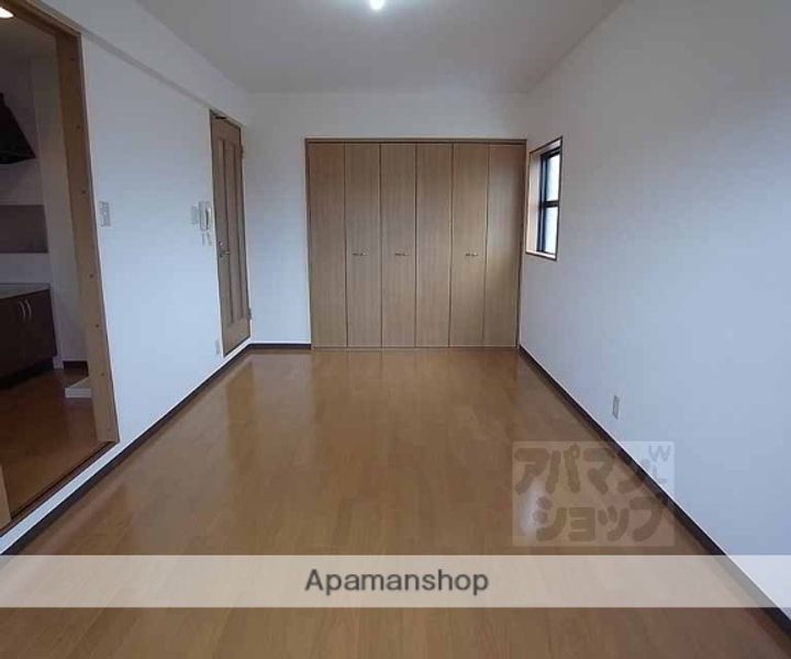 京都府京都市伏見区向島本丸町の賃貸マンションの居間