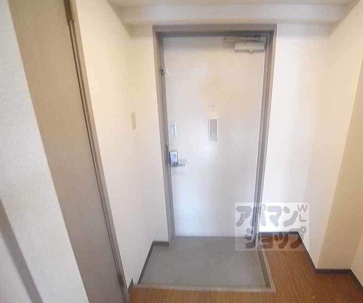セントポーリア丸太町206の玄関