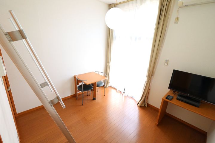 レオパレス愛103の居間