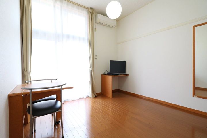 レオパレスU M E108の居間