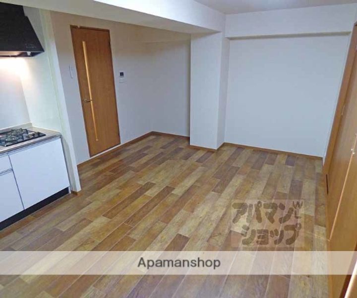 QUINT五条烏丸702の居間