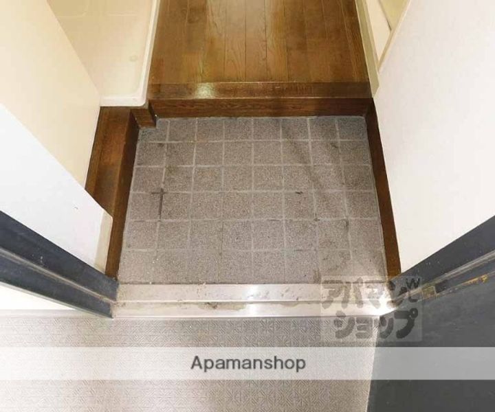 レジデンス勧修寺405の玄関